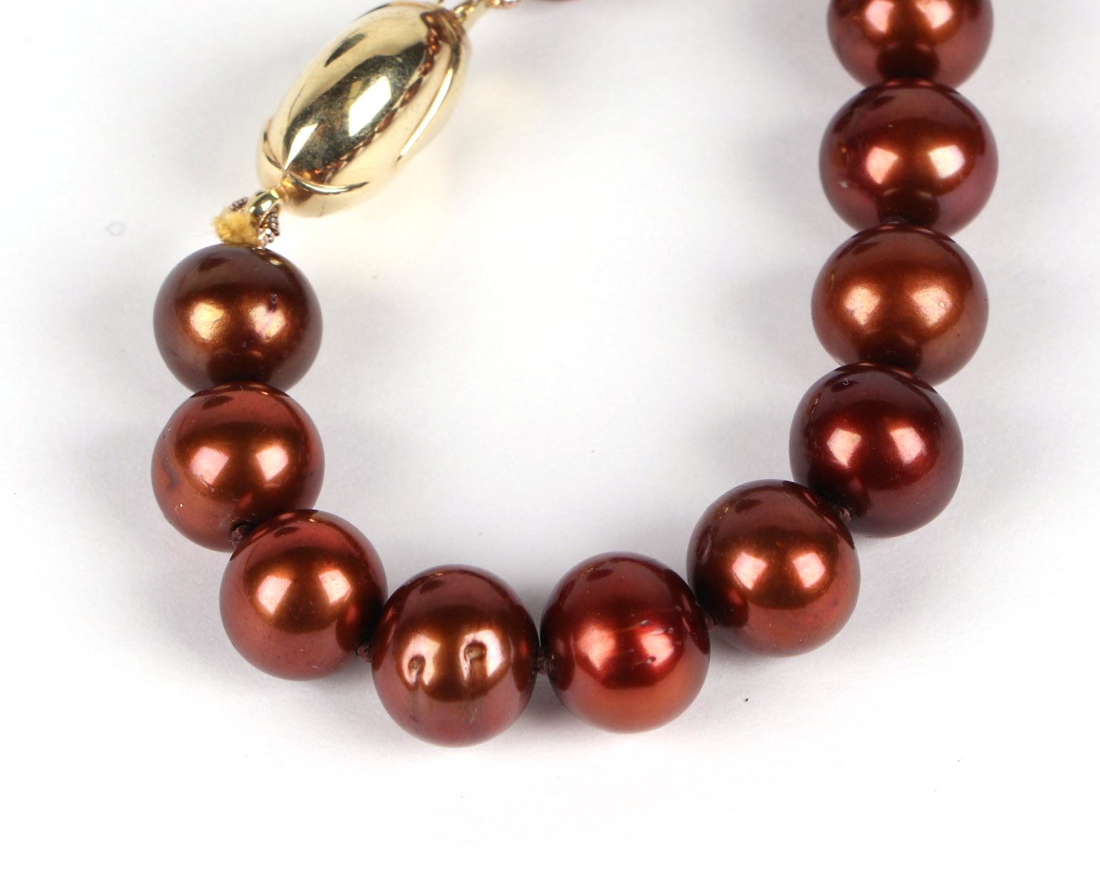 A fresh water cultured chocolate pearl bead necklace, with 9ct gold coffee bean clasp, 45cm long. - Image 5 of 5