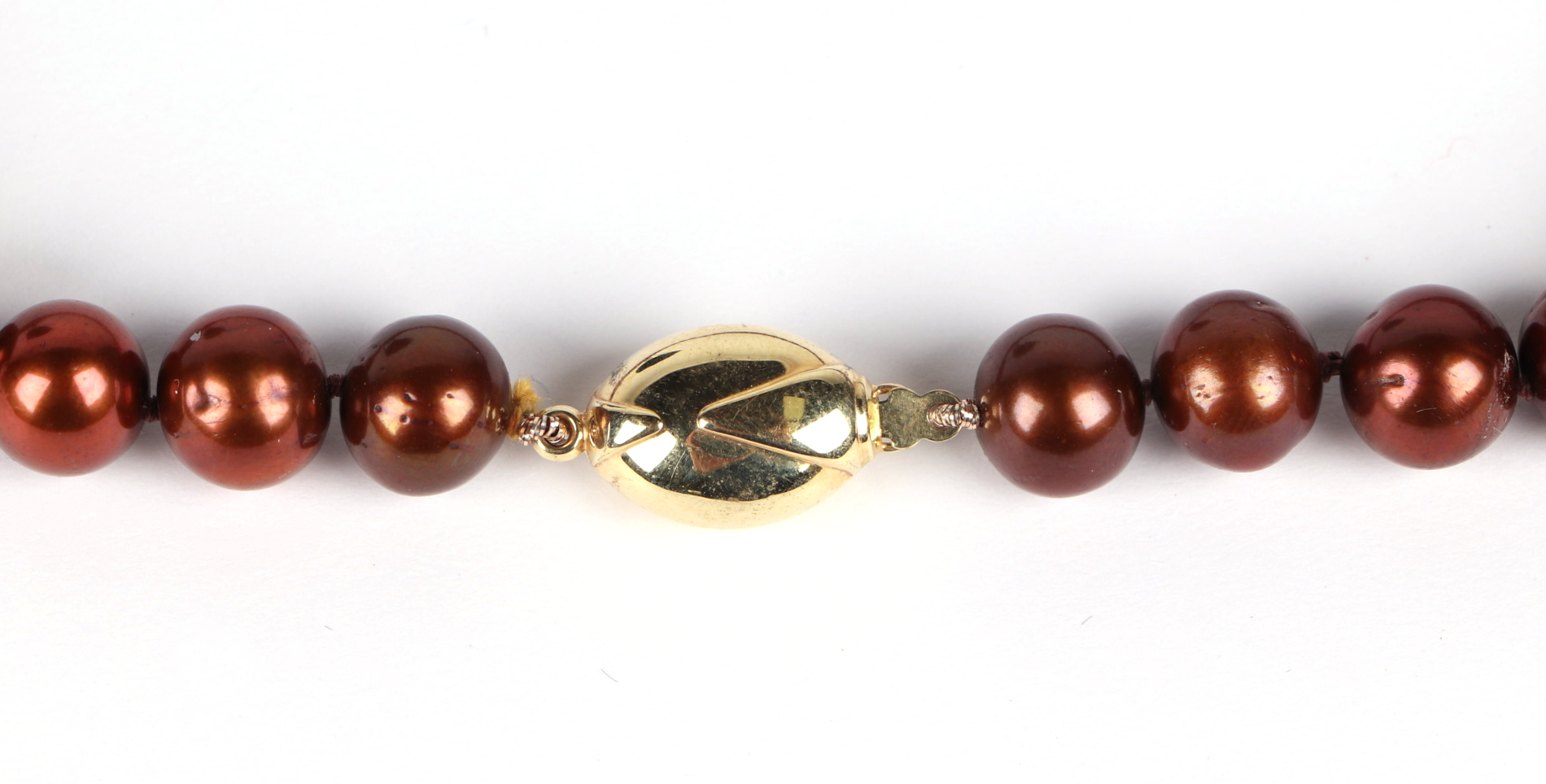 A fresh water cultured chocolate pearl bead necklace, with 9ct gold coffee bean clasp, 45cm long. - Image 4 of 5