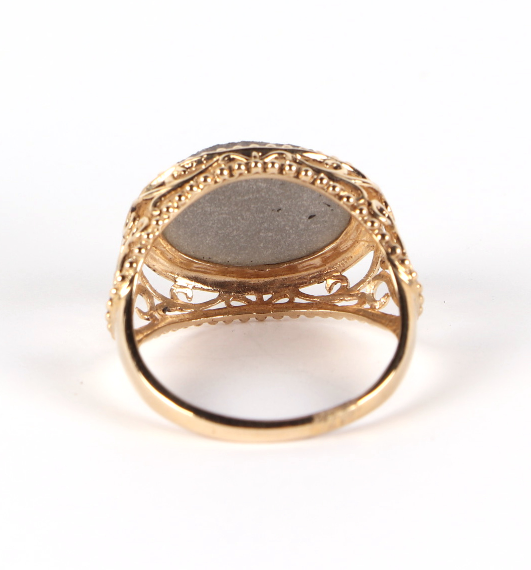 A 10ct gold dress ring, approx UK size Q, 3.8g. - Image 4 of 6