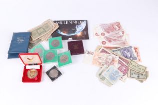 A quantity of loose coinage and bank notes, to include commemorative proof coins, and ten shilling
