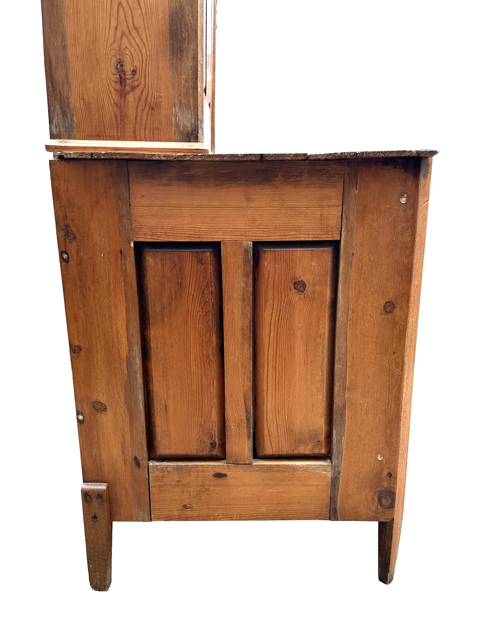 An Arts and Crafts pine dresser, having a super structure with cupboard, having a panel door - Image 4 of 6