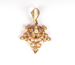 A late Victorian yellow metal and seed pearl pendant, 2.5cm high, 2.4g.