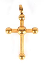 A yellow metal cross pendant, 5cm high, 3.8g.