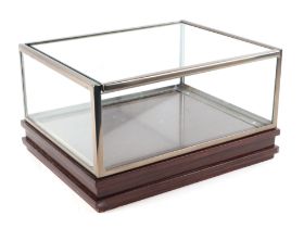 A modern jewellers table top display case, on rosewood base, 33cm wide.