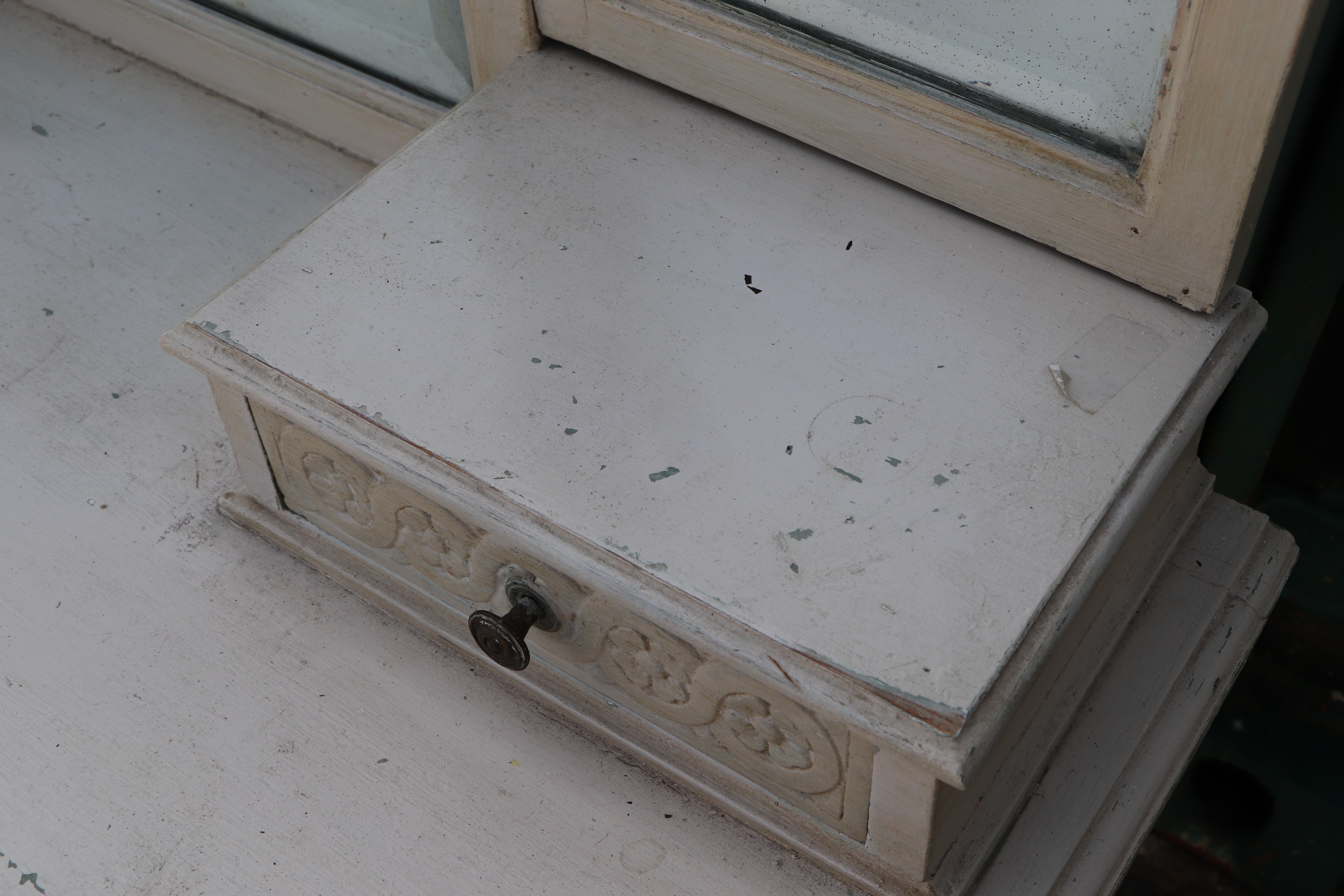 A distressed painted dressing table, with triple mirror, two jewellery drawers, and one frieze - Image 6 of 16