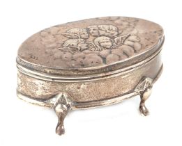 An Edwardian silver trinket box, the top decorated with five winged cherubs, Birmingham 1905 and
