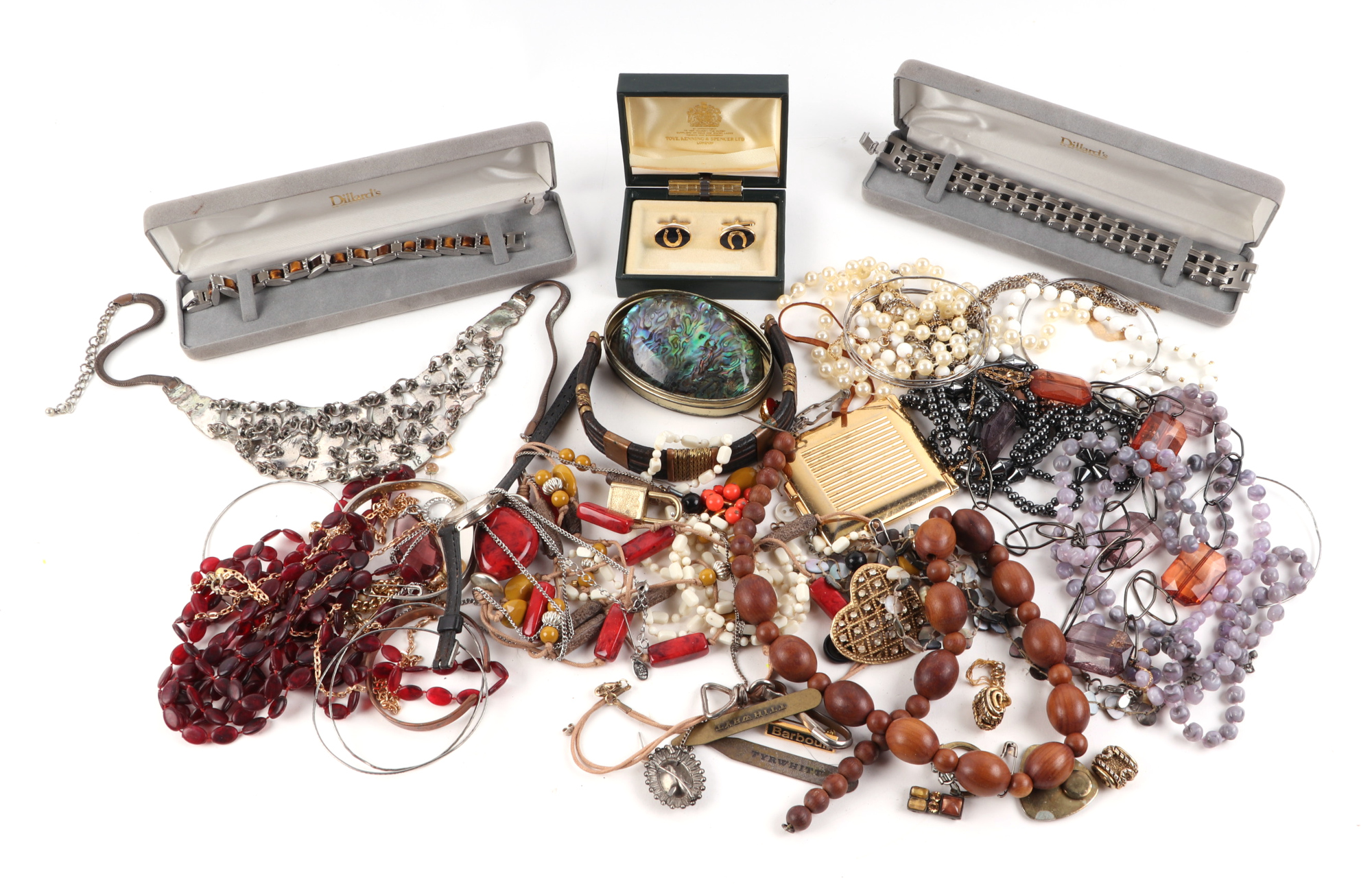 A quantity of costume jewellery, to include necklaces and bracelets.