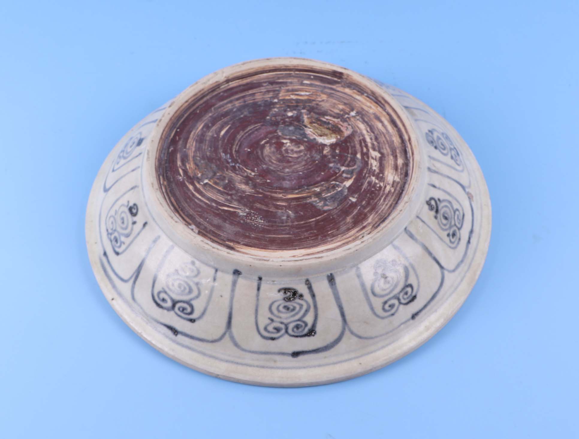 A Vietnamese Anamese blue and white shallow pottery bowl decorated with flowers, 26cm diameter. - Image 3 of 4