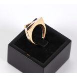 A 9ct gold and silver modernist architectural bar ring, 3.5g, approx. UK size M