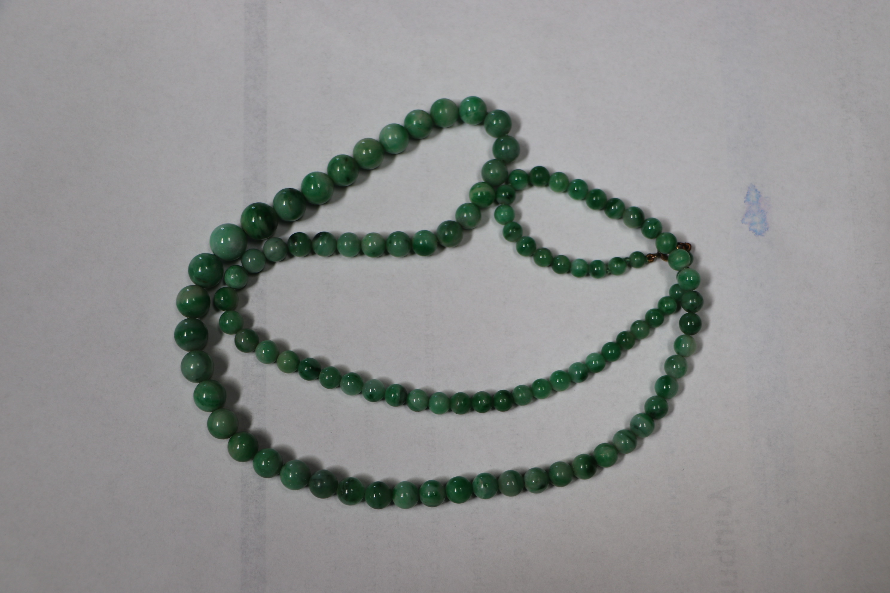 A Chinese graduated apple jade bead necklace, approx 64cm long. Condition Report A crack to one - Image 5 of 7