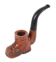 A vintage novelty briarwood pipe, in the form of a boot, 16cm long.