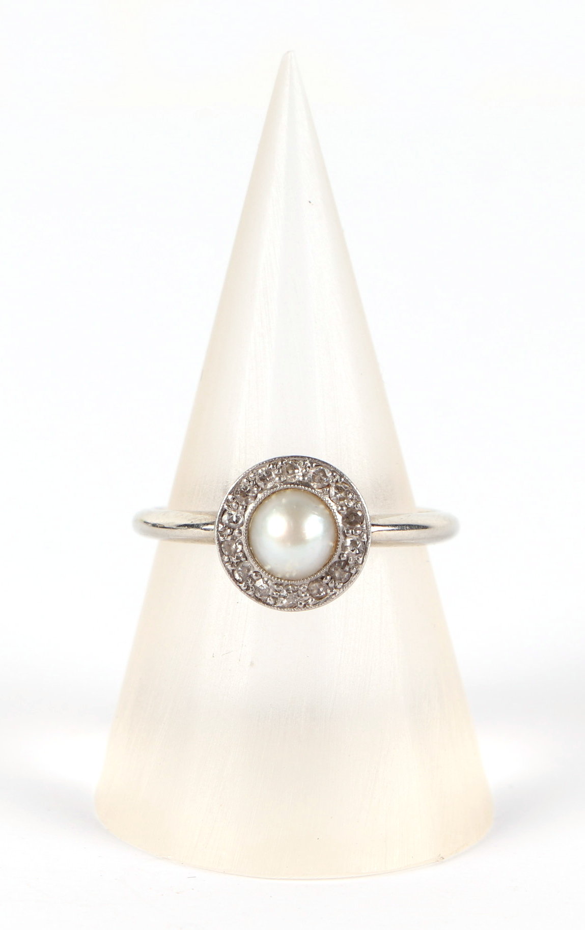 An 18ct white gold and platinum diamond and pearl ring, the head set with central pearl surround - Image 2 of 6