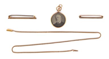 A 9ct gold tie pins, 2.4g, a yellow metal necklace, 6g, a rolled gold mounted photo pennant.