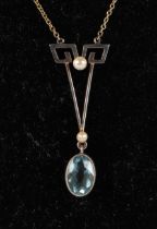 An Edwardian yellow metal mounted aquamarine and seed pearl pendant necklace, 3g.