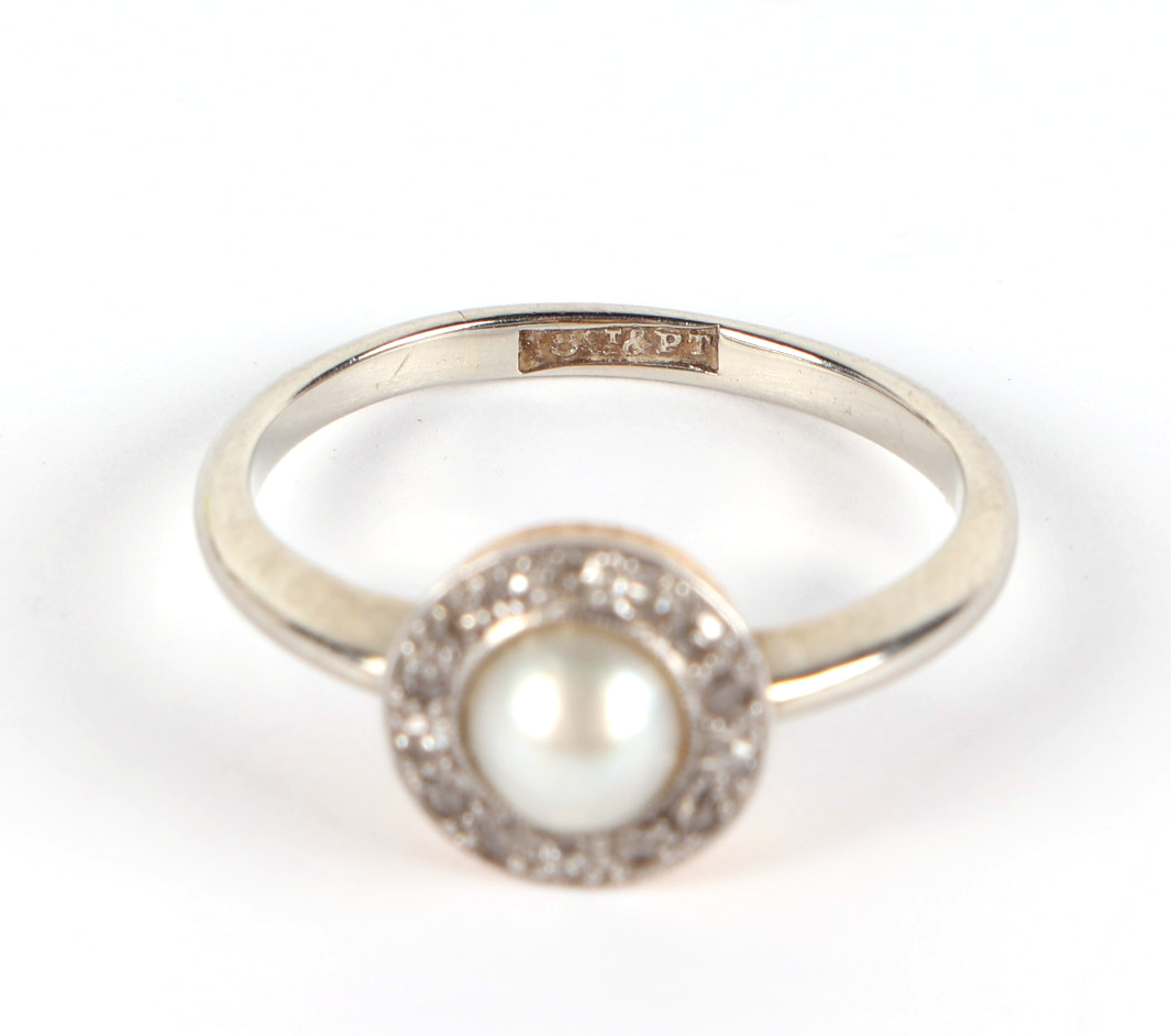 An 18ct white gold and platinum diamond and pearl ring, the head set with central pearl surround - Image 6 of 6
