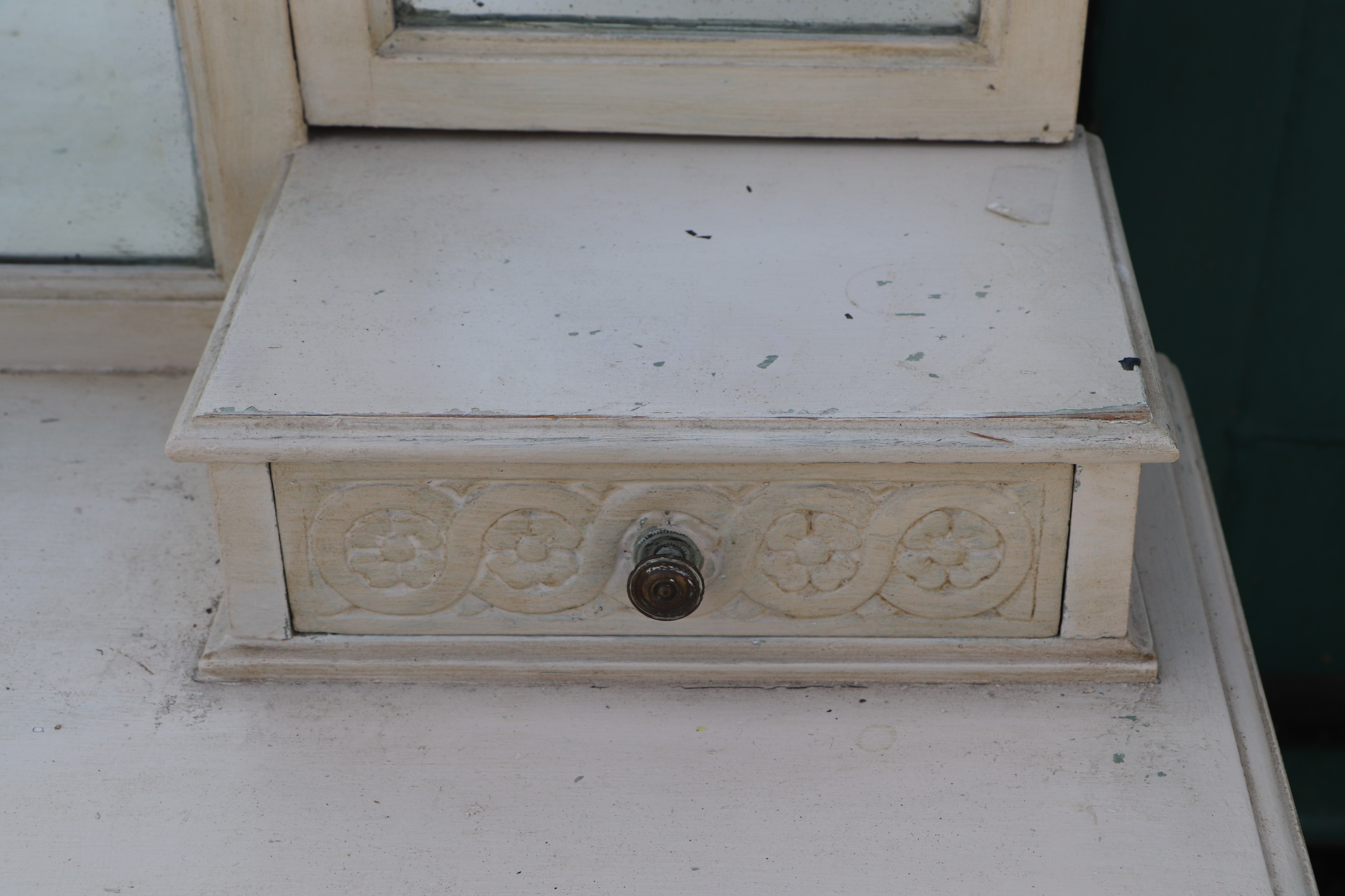 A distressed painted dressing table, with triple mirror, two jewellery drawers, and one frieze - Image 4 of 16