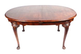 A late Victorian / Edwardian walnut & crossbanded dining table inset with two extension leaves, on