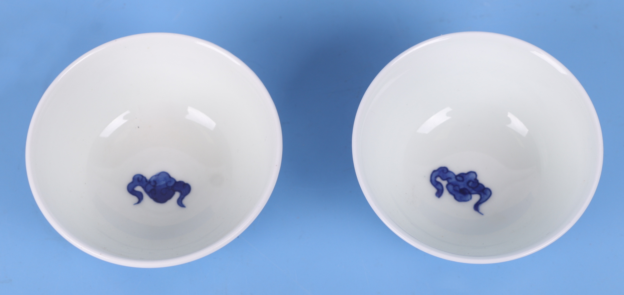 A pair of Chinese Wucai style tea bowls decorated with flowers, six character blue mark to the - Image 4 of 4