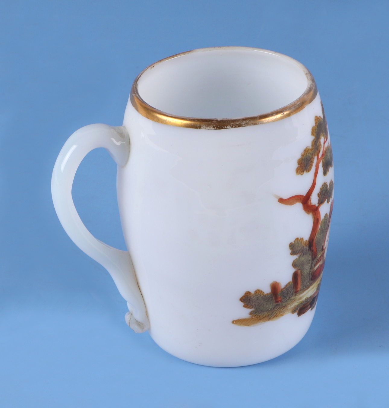 An 18th century German milk glass tankard, decorated a landscape with figures under a tree, 10cm - Image 2 of 2