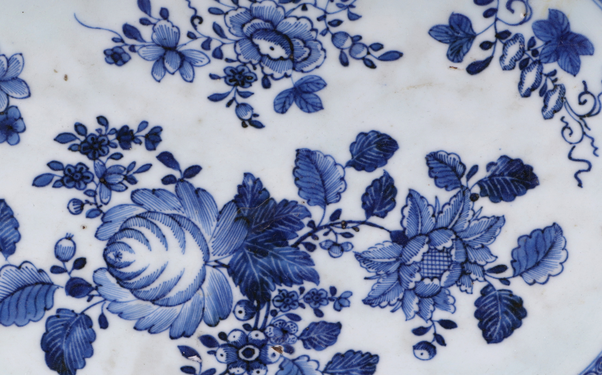 An 18th century Chinese blue & white shaped rectangular meat plate decorated a river scene with a - Image 8 of 12