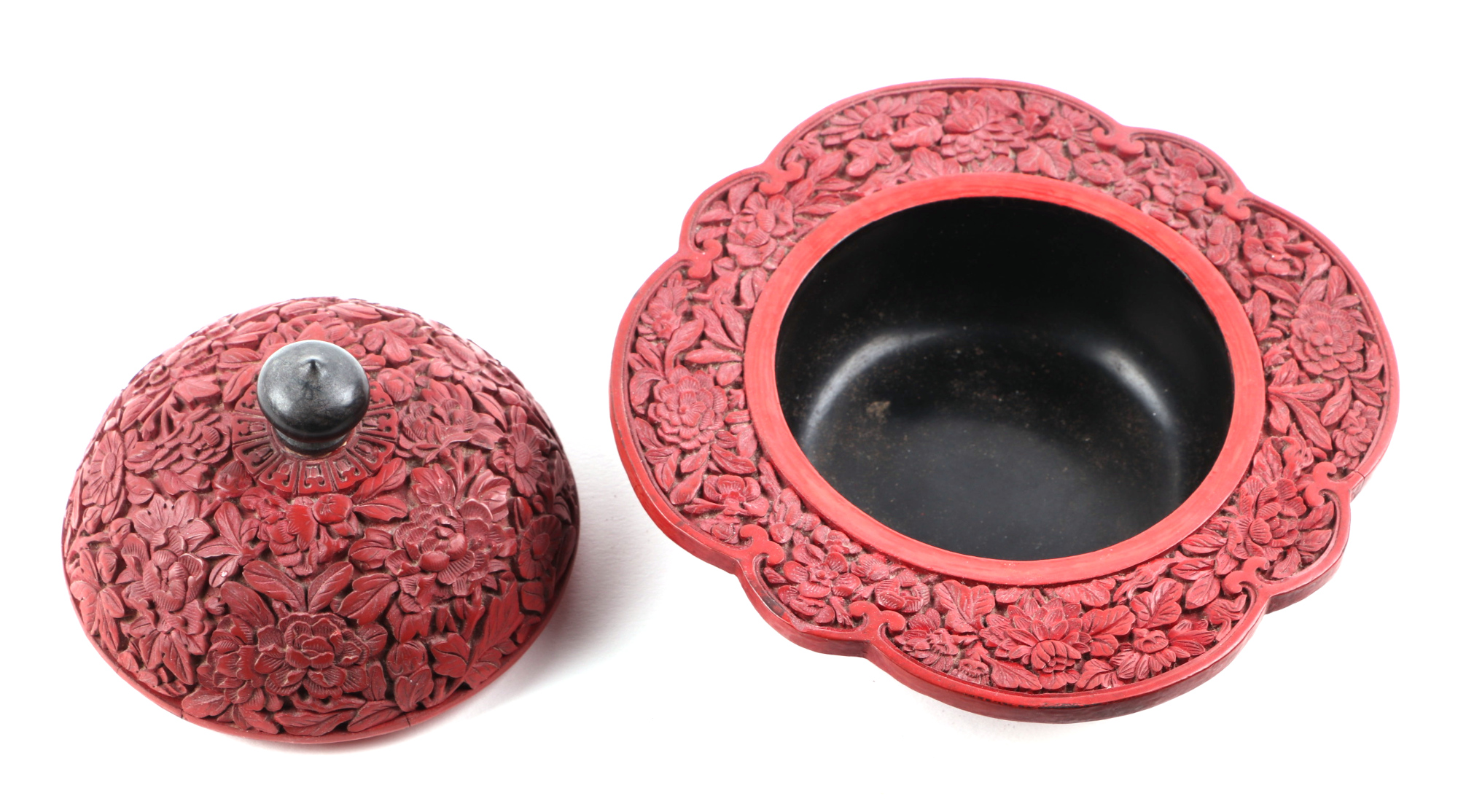 An 18th century Chinese carved cinnabar lacquer lobed bowl and cover, Zhadou. The circular shaped - Image 2 of 8