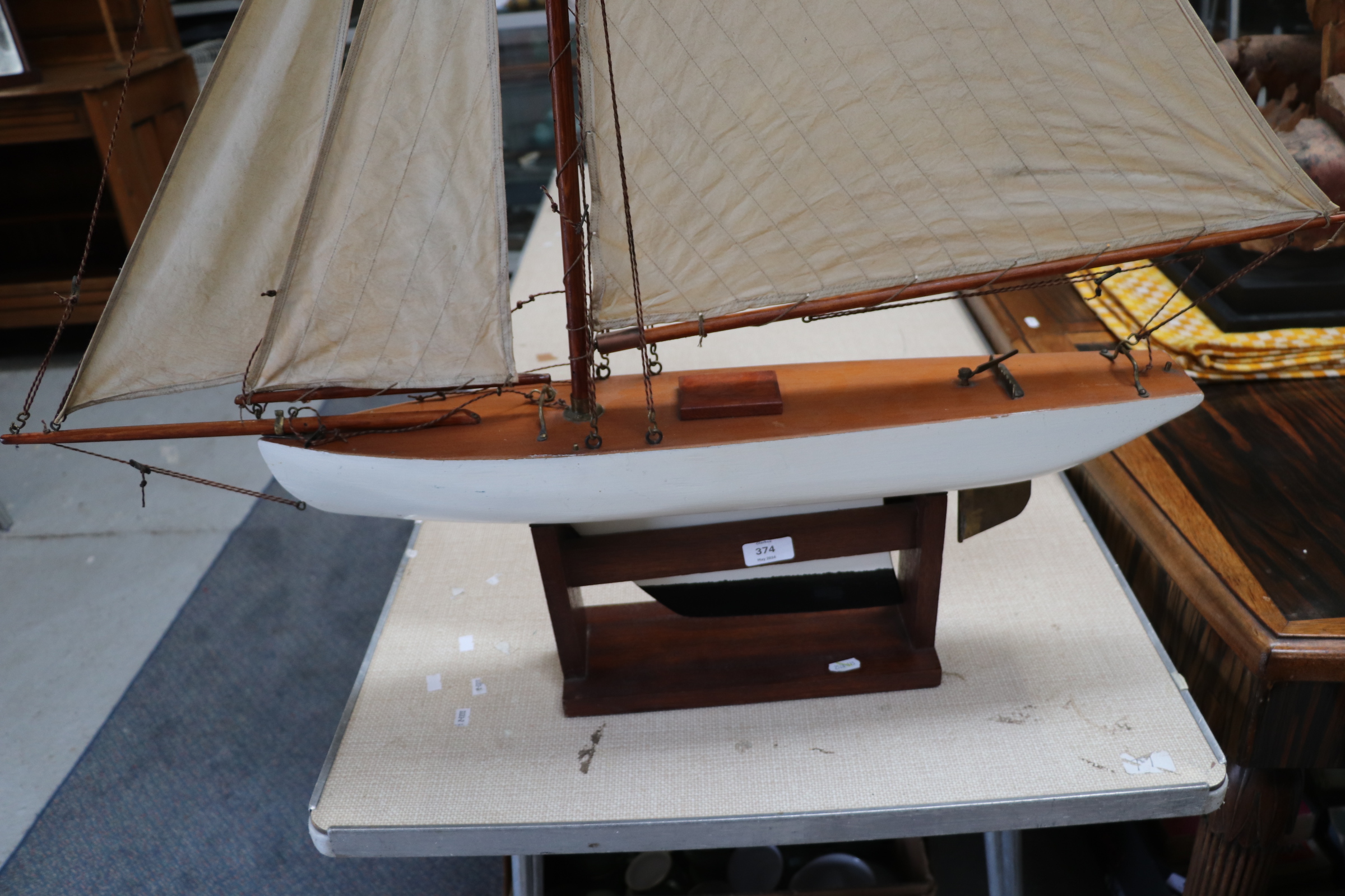 A pond yacht, having a painted hull, 72cm long, mounted on a stand. Condition Report Looks to be - Bild 9 aus 14