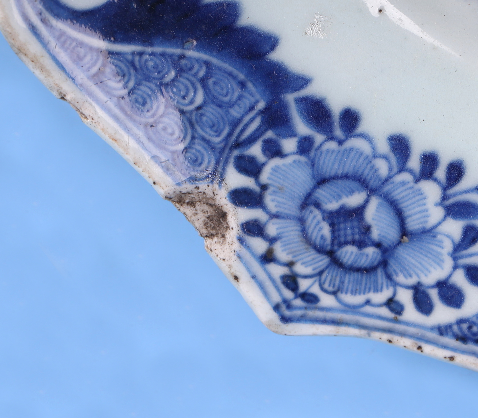 An 18th century Chinese blue & white shaped rectangular meat plate decorated a river scene with a - Image 9 of 12