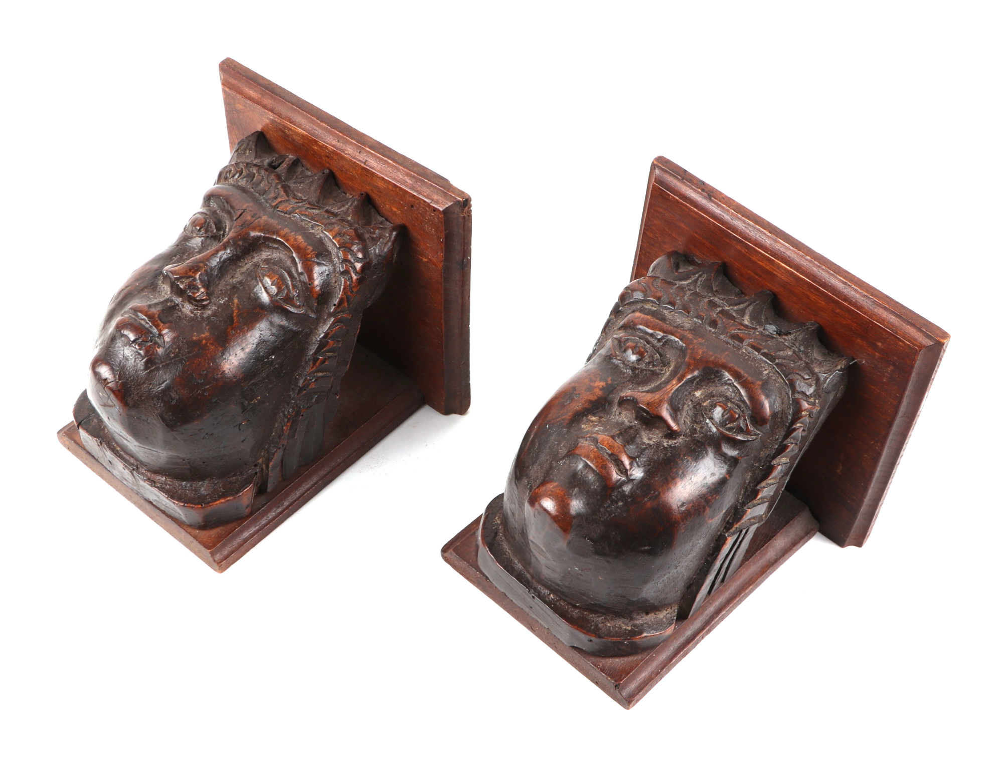 A pair of carved fruit wood corbels, in the form of a King and Queen, possible medieval, each 14cm - Bild 3 aus 3
