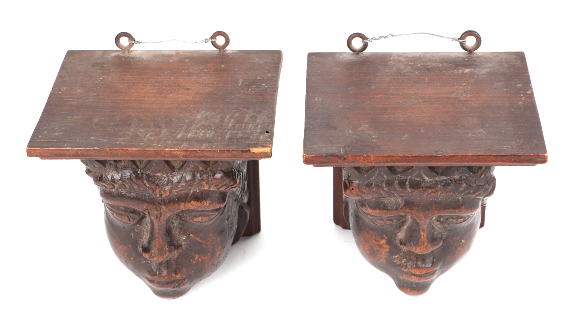 A pair of carved fruit wood corbels, in the form of a King and Queen, possible medieval, each 14cm - Bild 2 aus 3