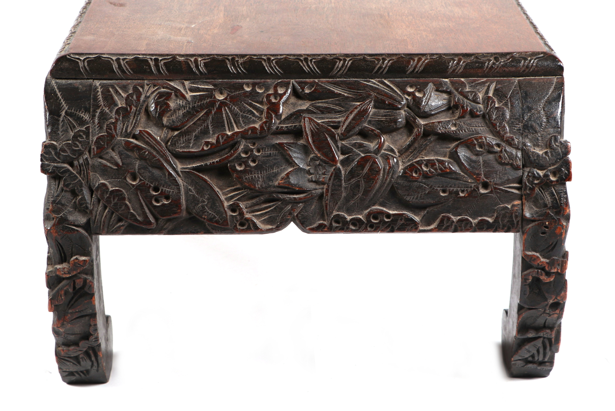 A Burmese low table, the frieze and scroll legs profusely carved decoration, 104cm wide. - Bild 3 aus 3