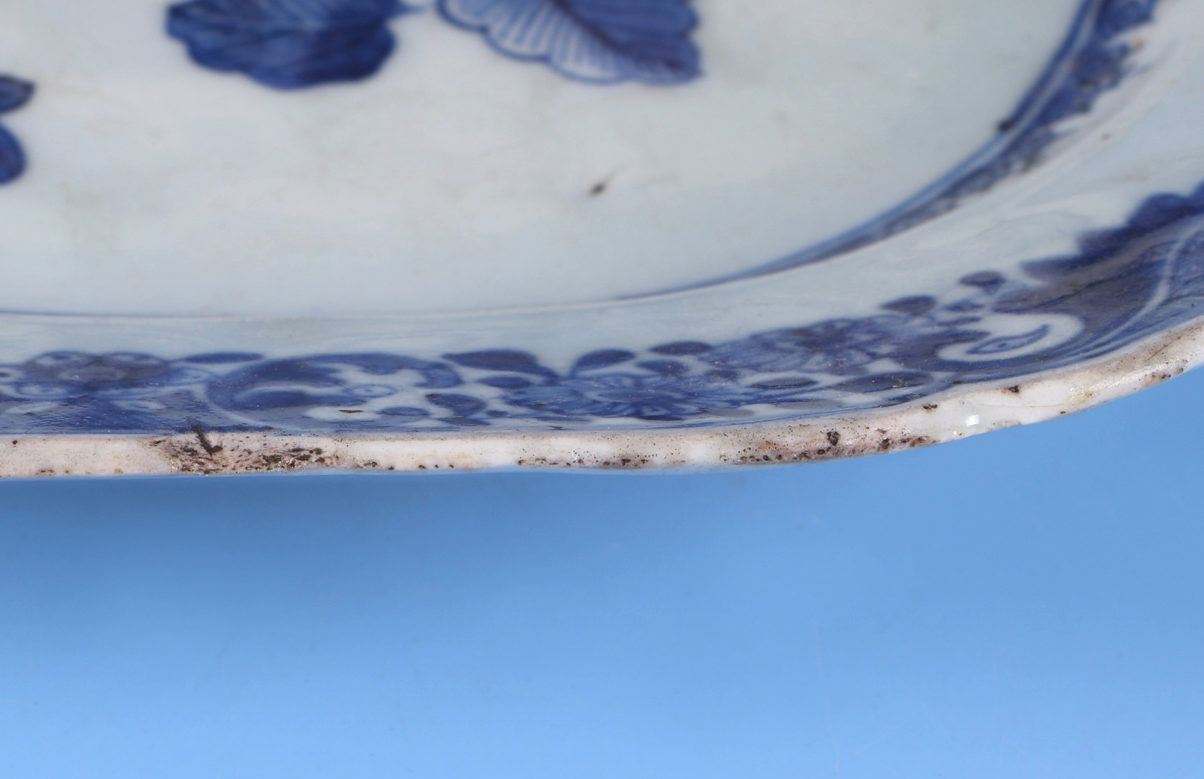 An 18th century Chinese blue & white shaped rectangular meat plate decorated a river scene with a - Image 11 of 12