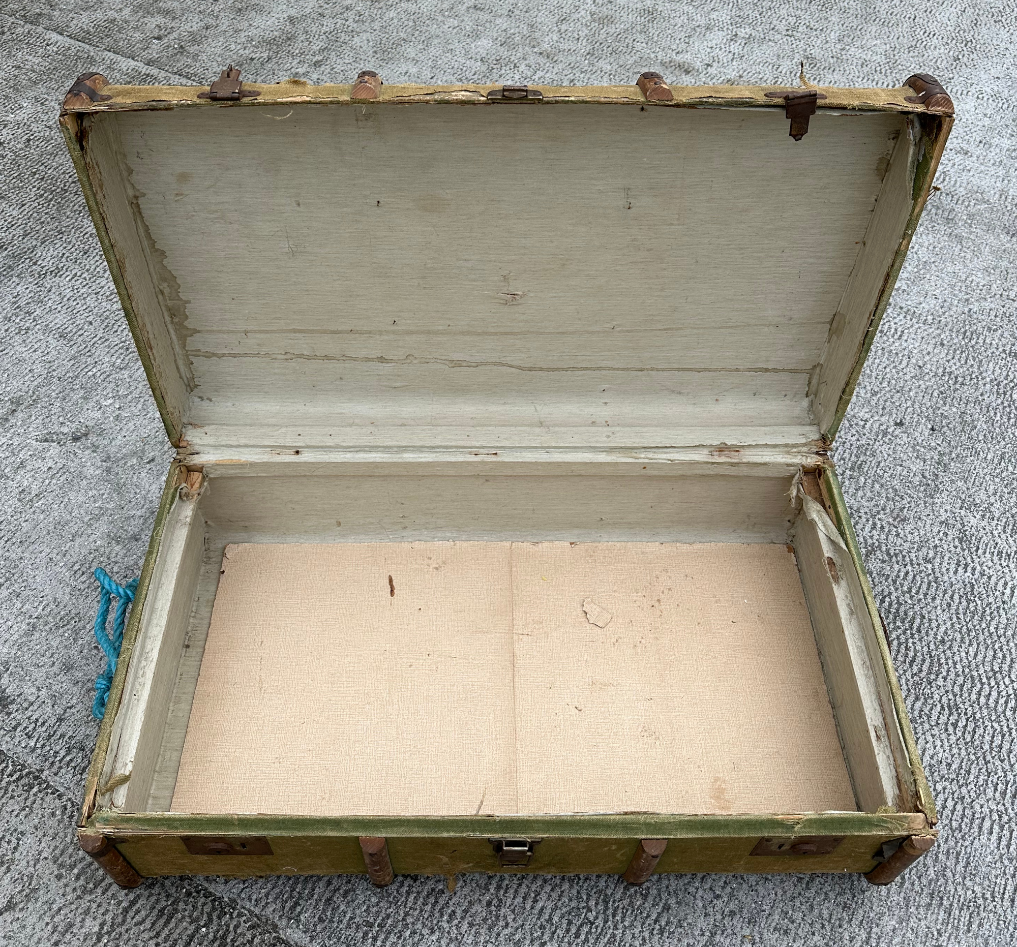 A wooden bound canvas travel trunk, 90cm wide. - Image 3 of 3