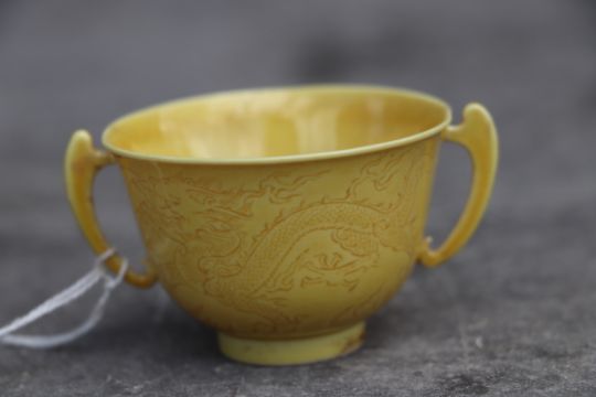 A Chinese yellow monochrome glaze two-handled cup with sgraffito decoration depicting dragons - Image 5 of 11