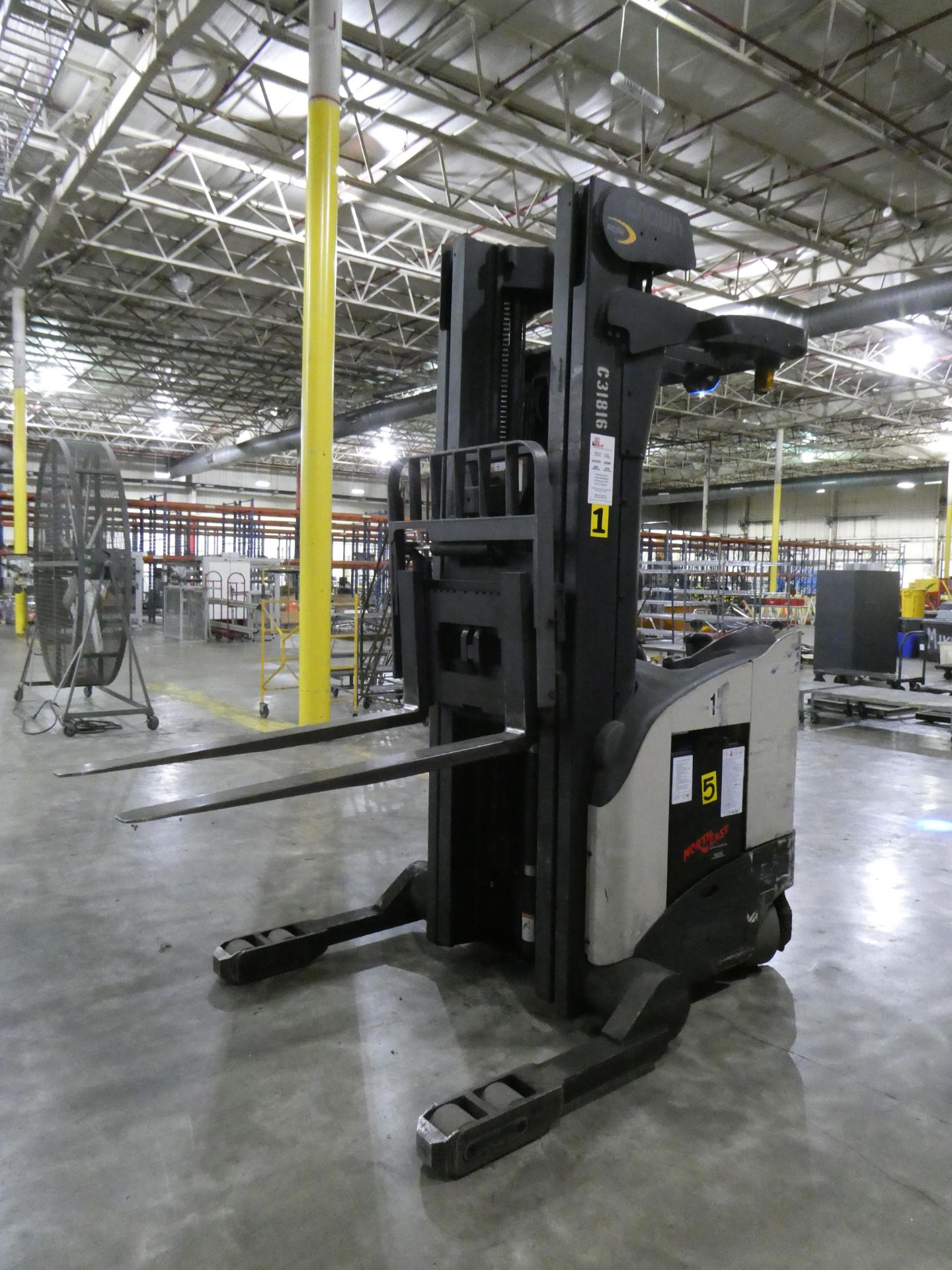 Crown Electric Reach Truck RR 5200 4500lb - Image 2 of 7