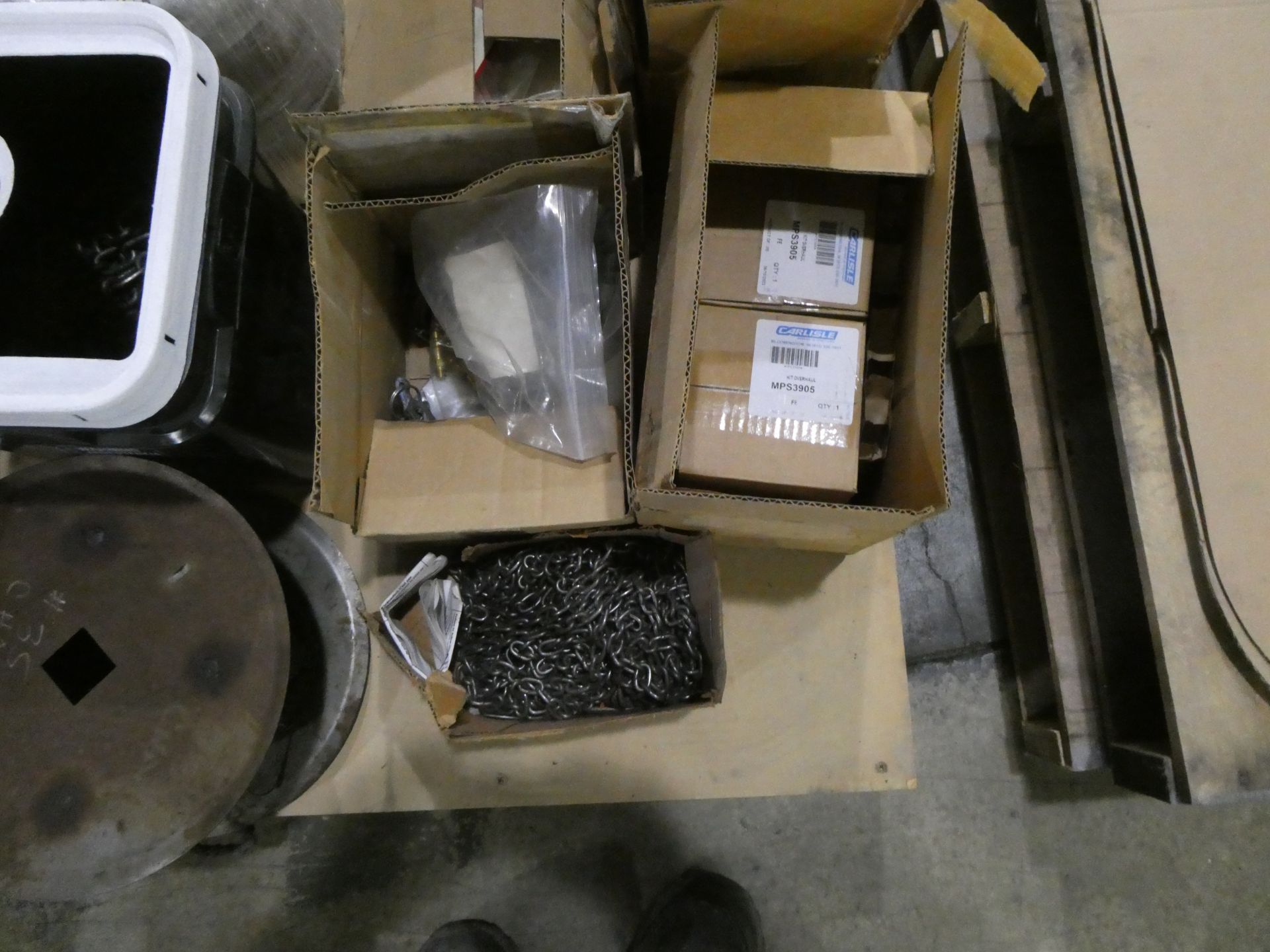 Pallet of Pipe Fittings, Fasteners and Chain - Bild 2 aus 7