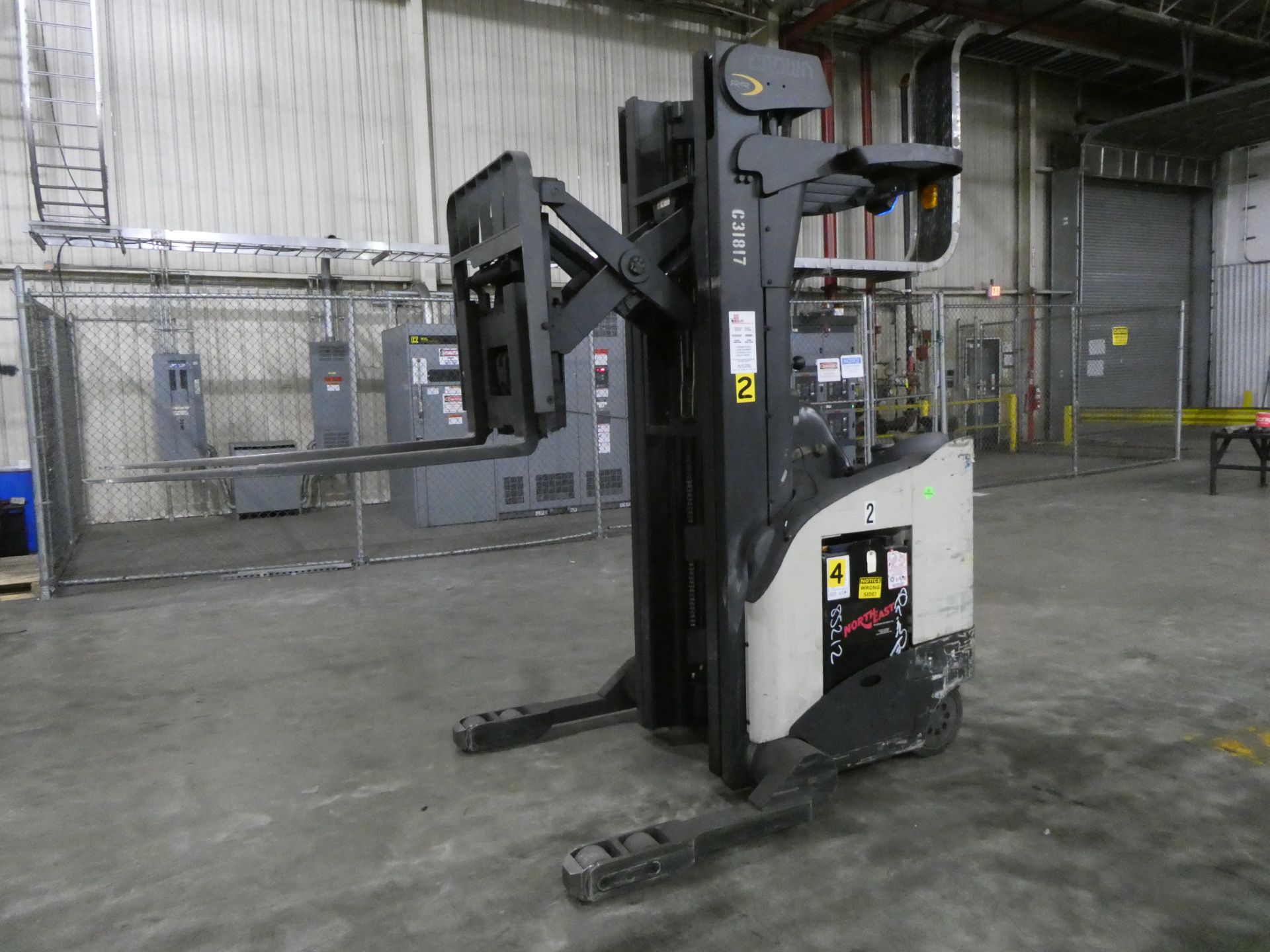 Crown Electric Reach Truck RR 5200 4500lb - Image 3 of 7