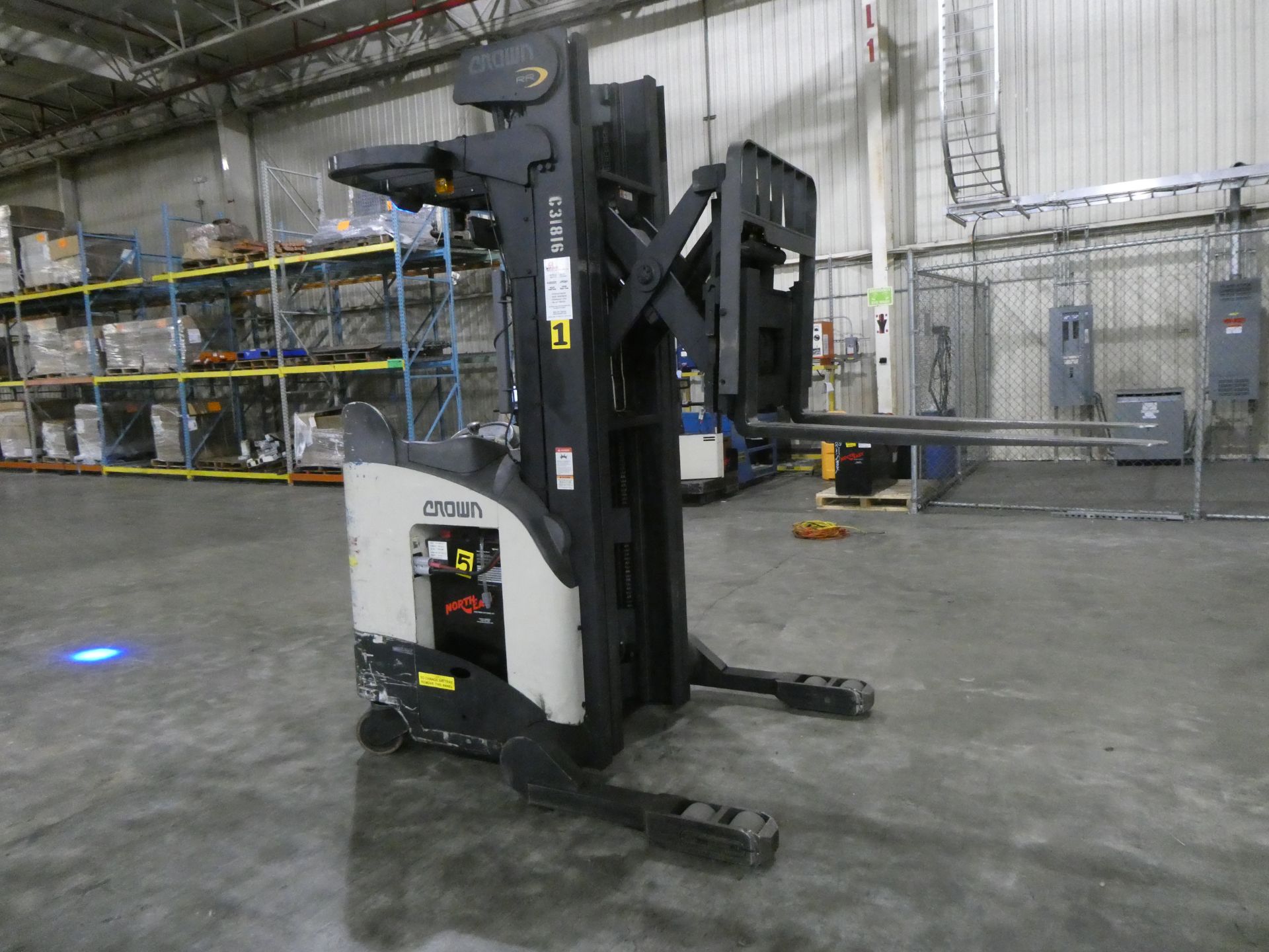 Crown Electric Reach Truck RR 5200 4500lb - Image 4 of 7