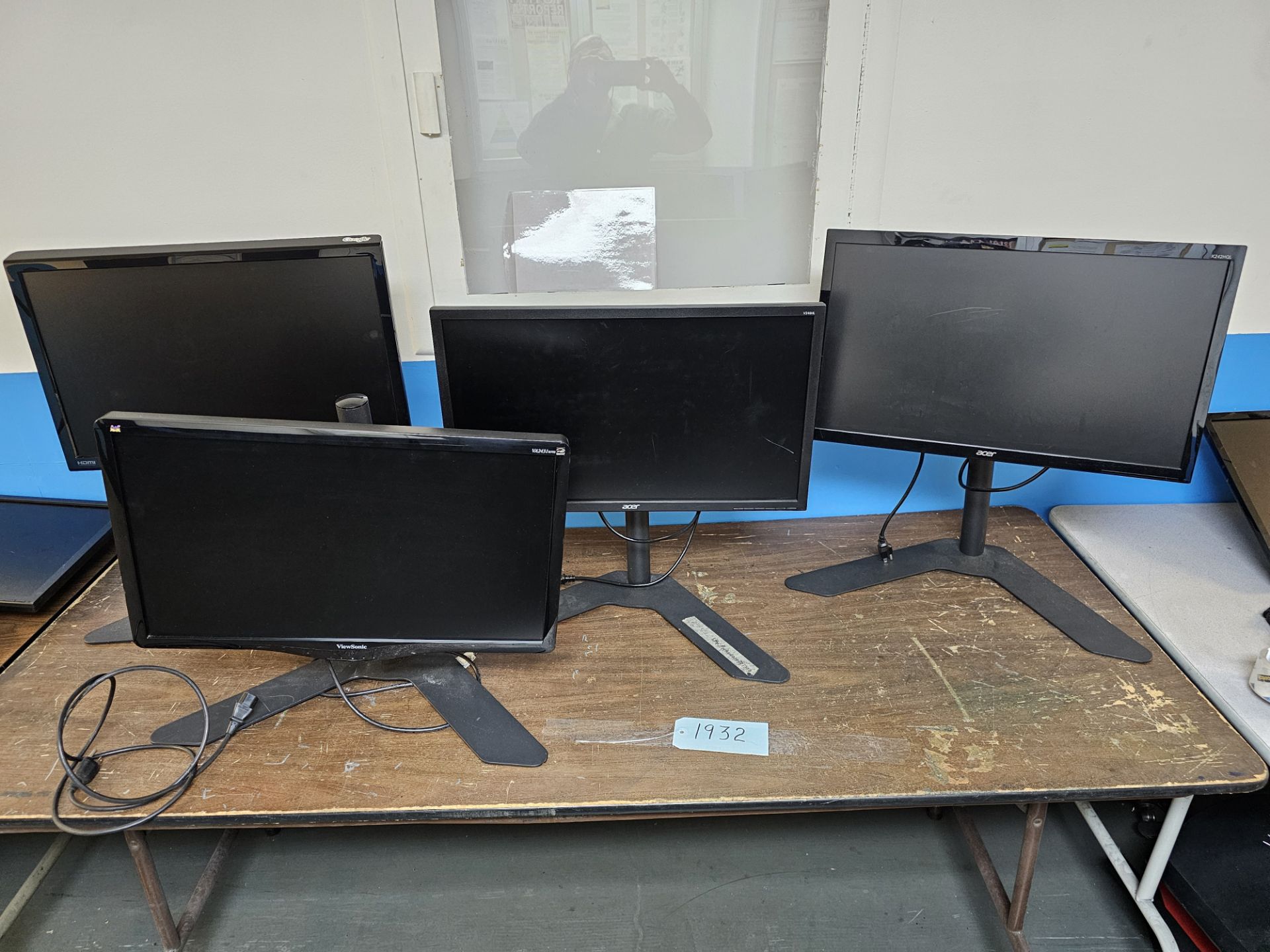 Flat Screen Computer Monitors On Swivel Stands