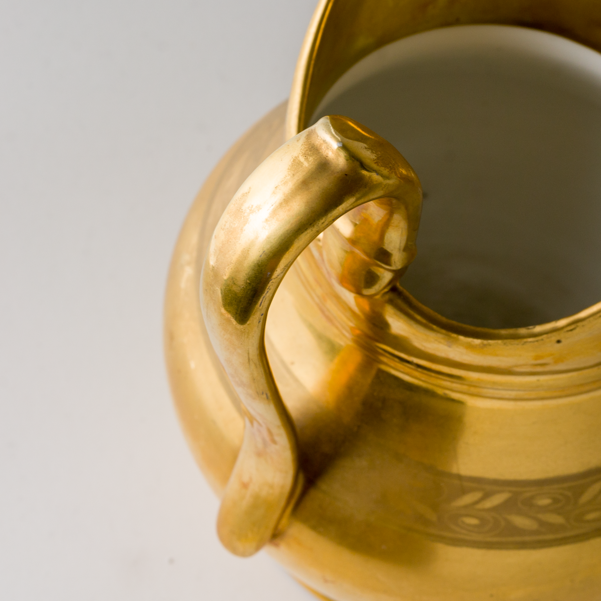 Feines Französisches Porzellan Krug und Schüssel Frankreich Eingraviertes Blätterfries auf goldenem  - Bild 7 aus 14