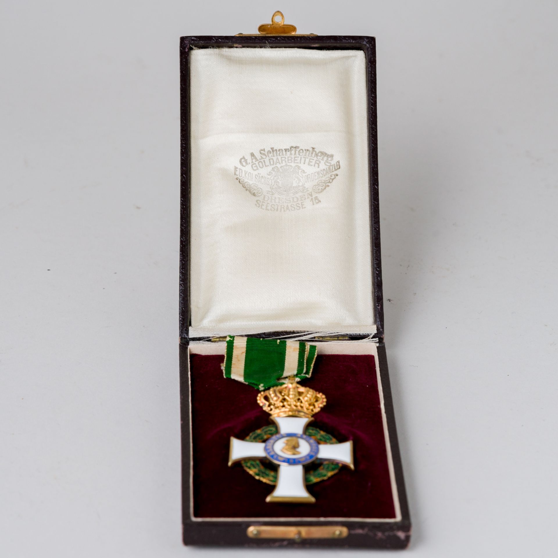 Albrechtsorden Sachsen Ritterkreuz 1. Klasse mit der Krone in Gold mit Etui - Image 2 of 5