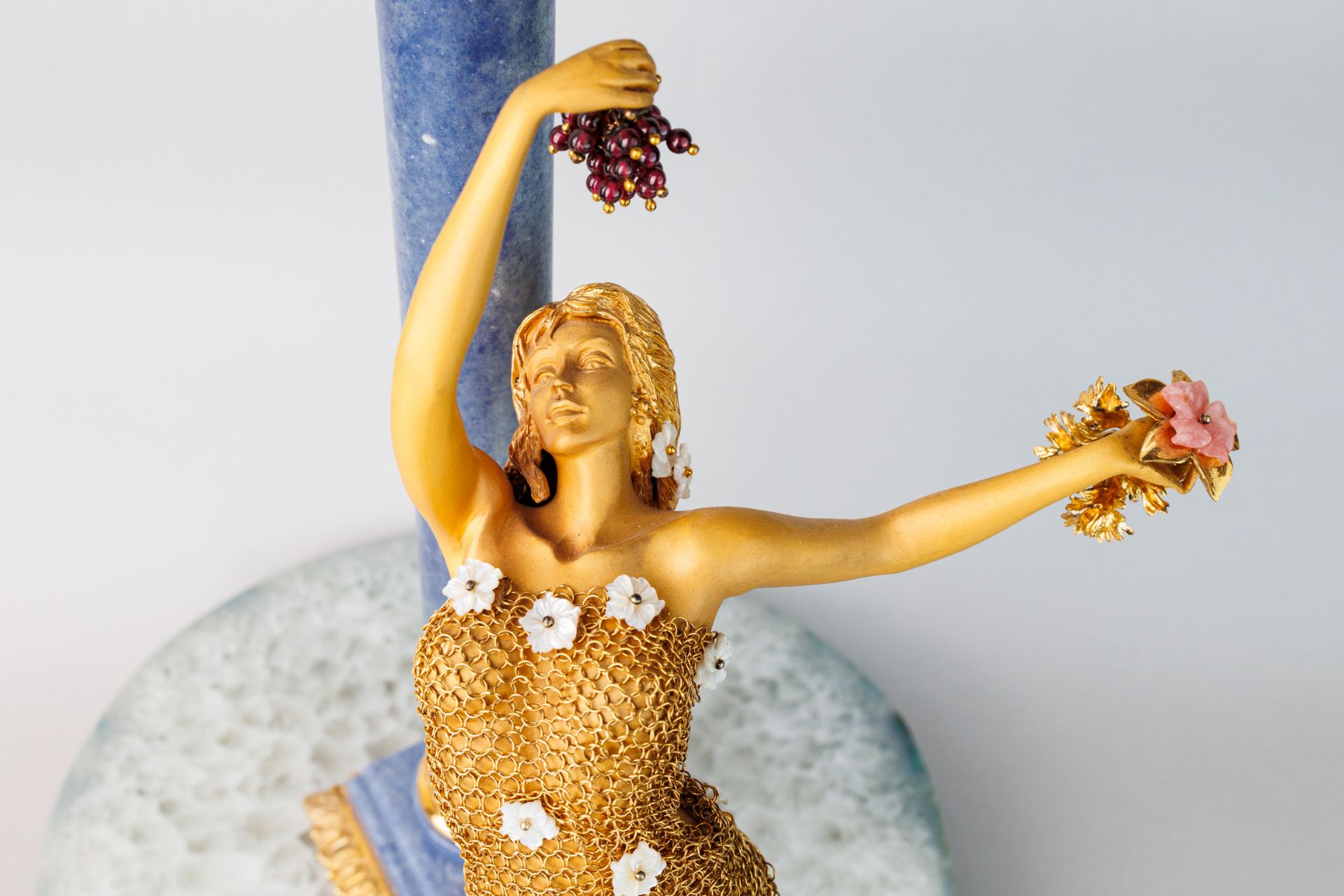 Statuette ""Woman with grapes" - Bild 7 aus 18