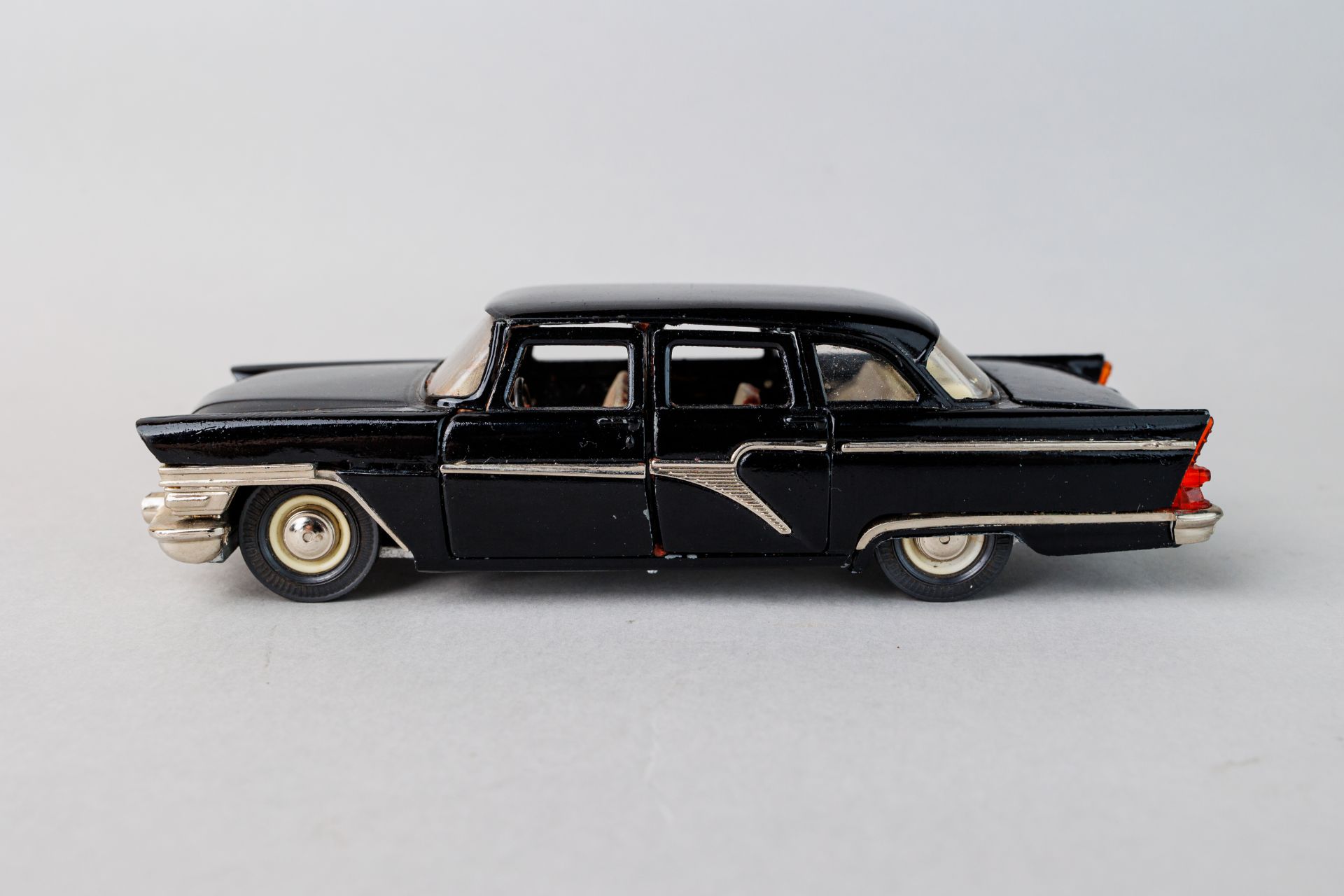 Model Car Chaika (Seagull) GAZ-13