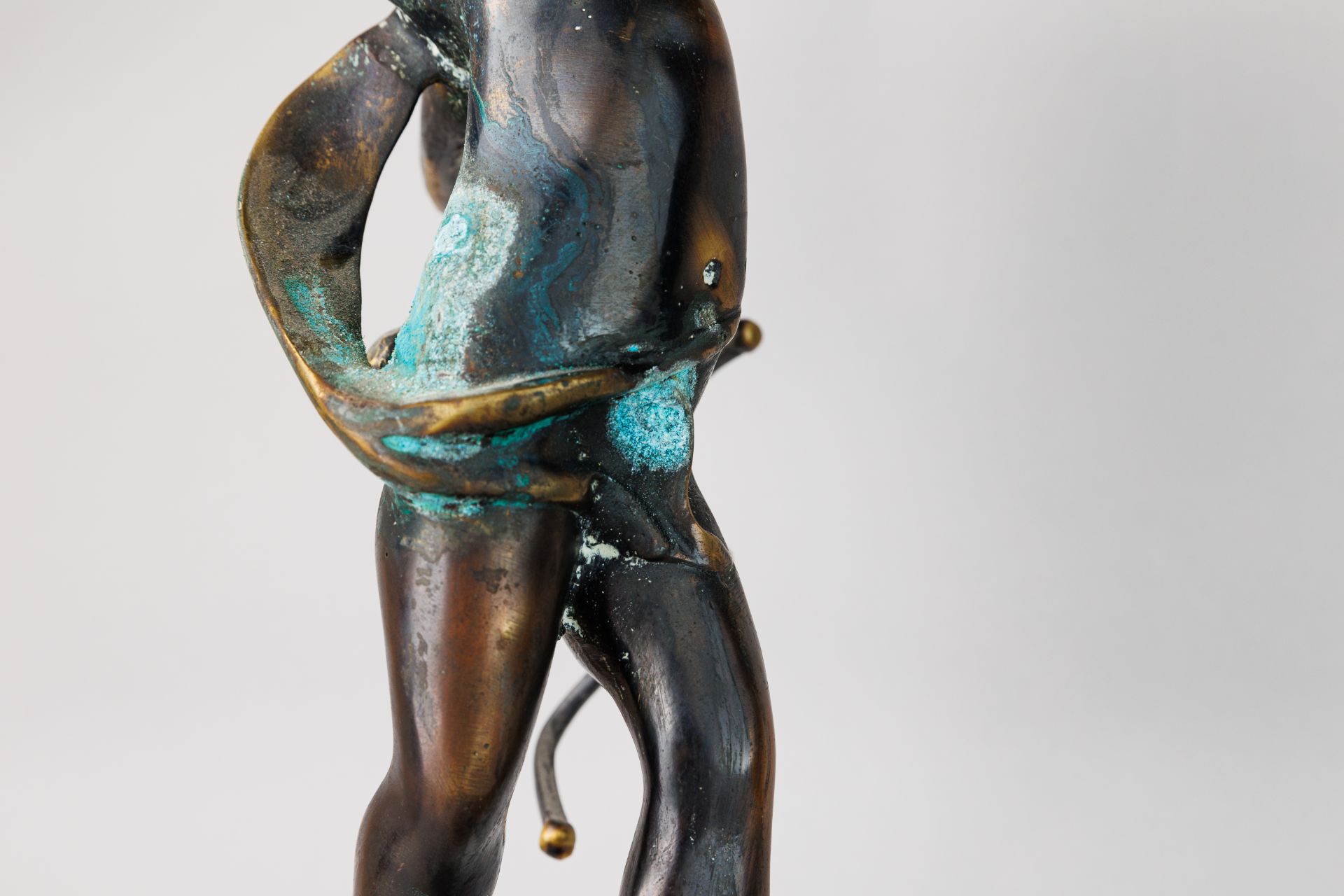 Bronze Sculpture "Cupid with his Bow" standing on an orbit - Bild 10 aus 10