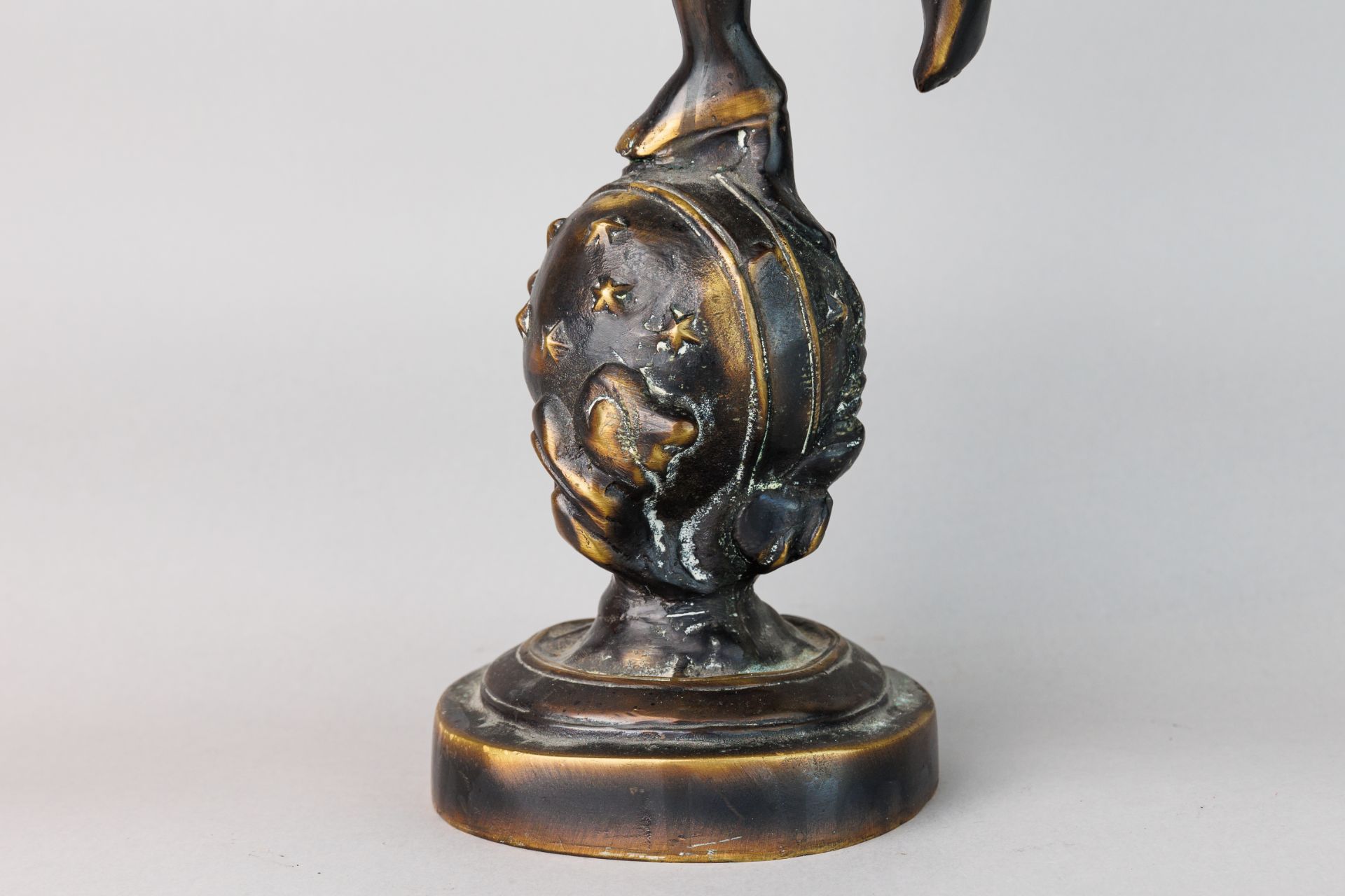 Bronze Sculpture "Cupid with his Bow" standing on an orbit - Bild 8 aus 10