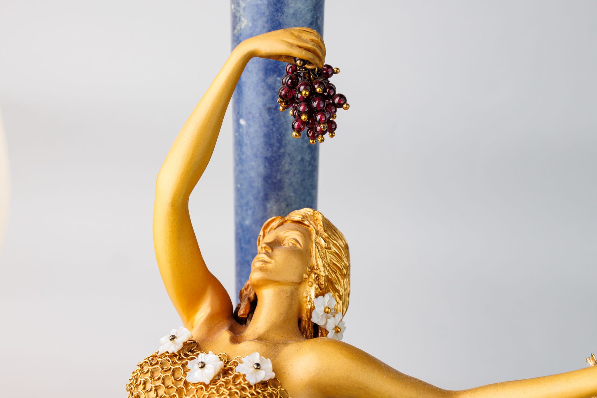 Statuette ""Woman with grapes" - Bild 17 aus 18