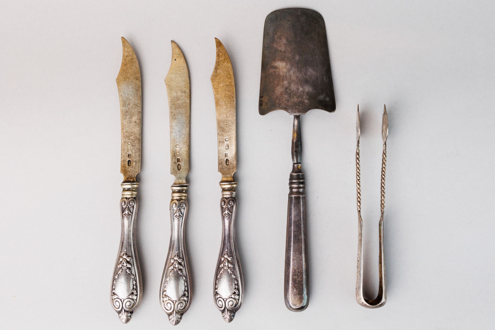Set of 3 knifes, kitchen shovel and Sugar Tongs - Image 3 of 7