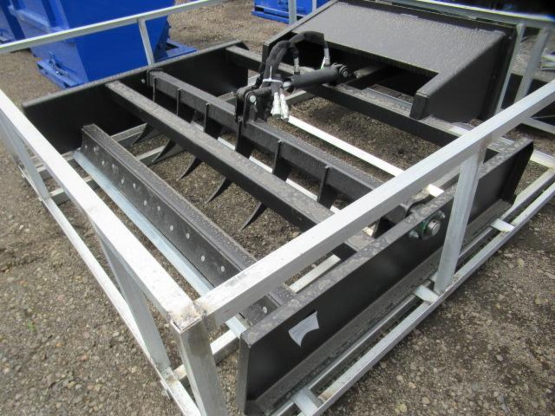GREATBEAR 003-044-71-002A 70'' SKID STEER BOX GRADER ATTACHMENT W/ HYDRAULIC FITTINGS (UNUSED) - Image 4 of 5