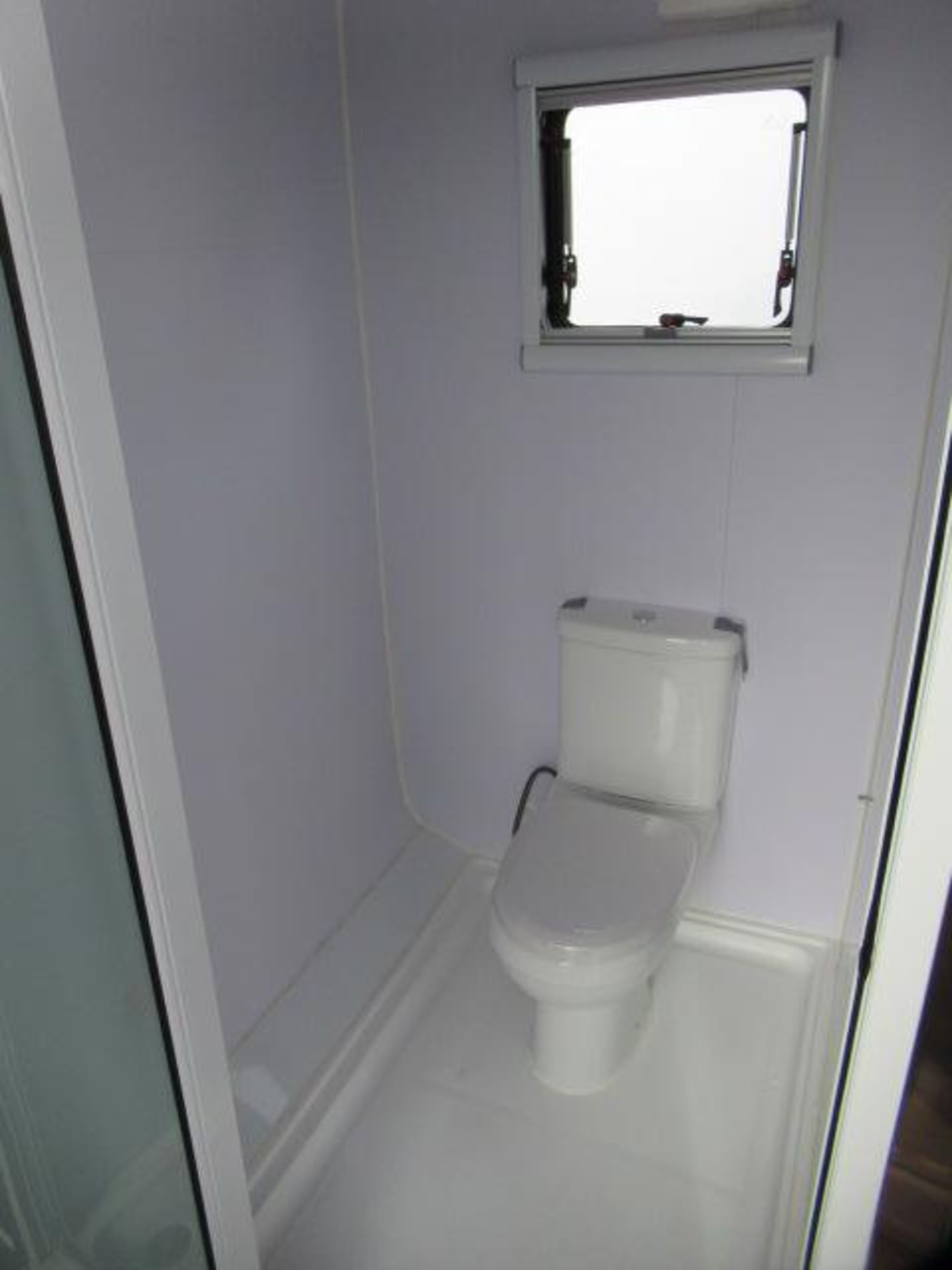 13' X 87'' X 90'' BASTONE PREFAB TINY CUBE (UNUSED), W/ WASHROOM & SHOWER, GLASS FRONT PANELS, BATH - Image 6 of 9