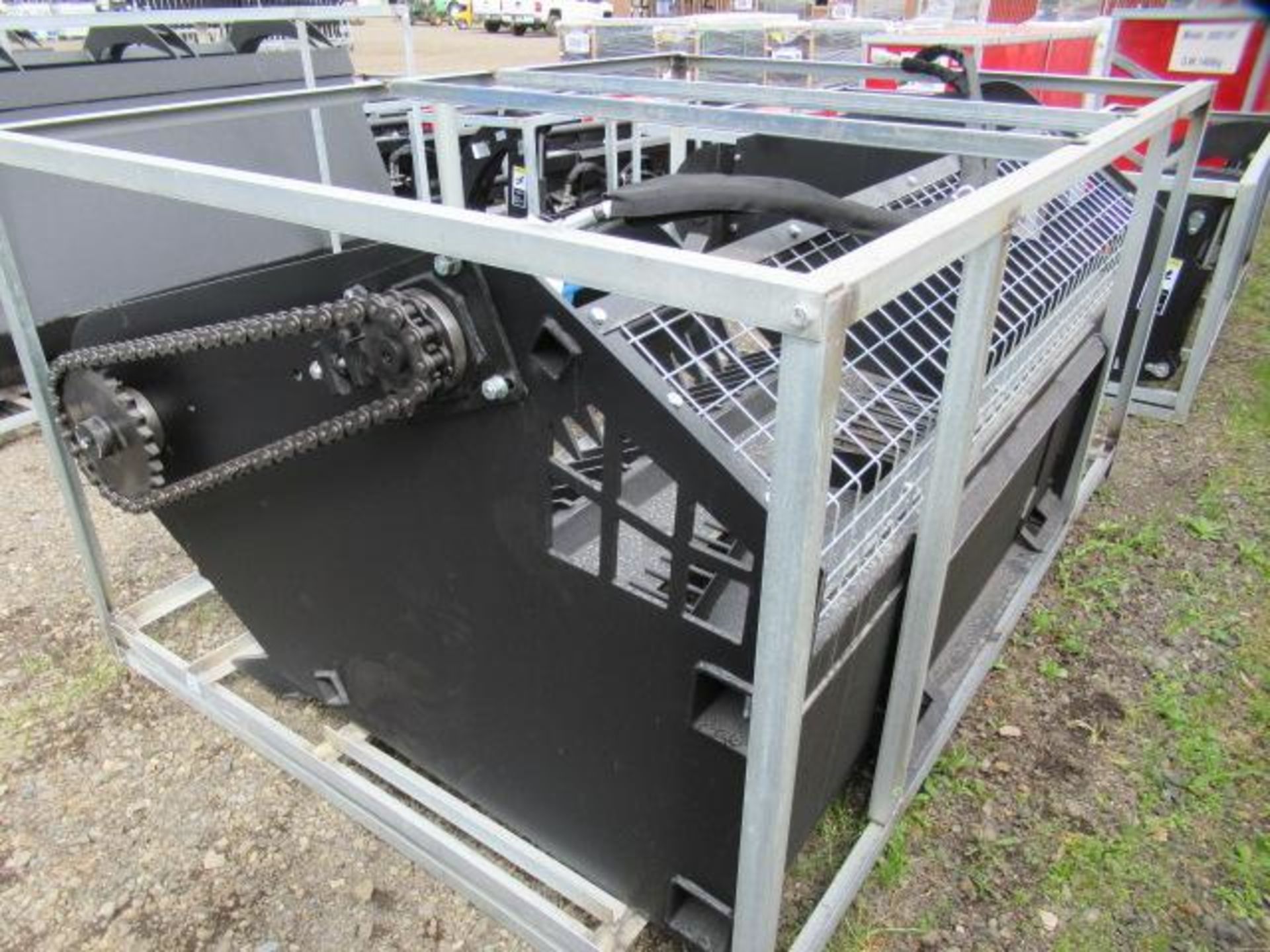 GREATBEAR 78'' SKID STEER SCREENING BUCKET W/ HYDRAULIC FITTINGS/CHAIN DRIVE (UNUSED) - Image 4 of 5