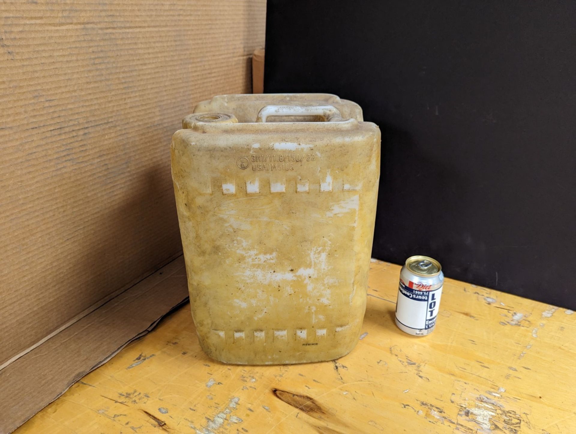 LOT: 22 PLASTIC JERRY CANS 4/5 GAL ASST